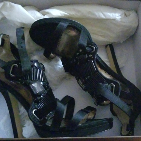 Shoes - Picture 2 of 8